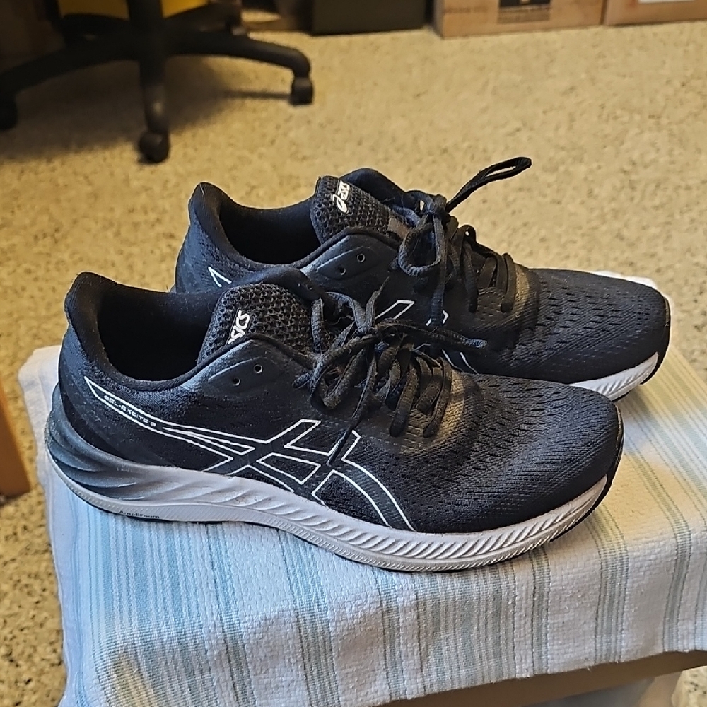 ASICS Black and White Athletic Sneakers. Womans 9.